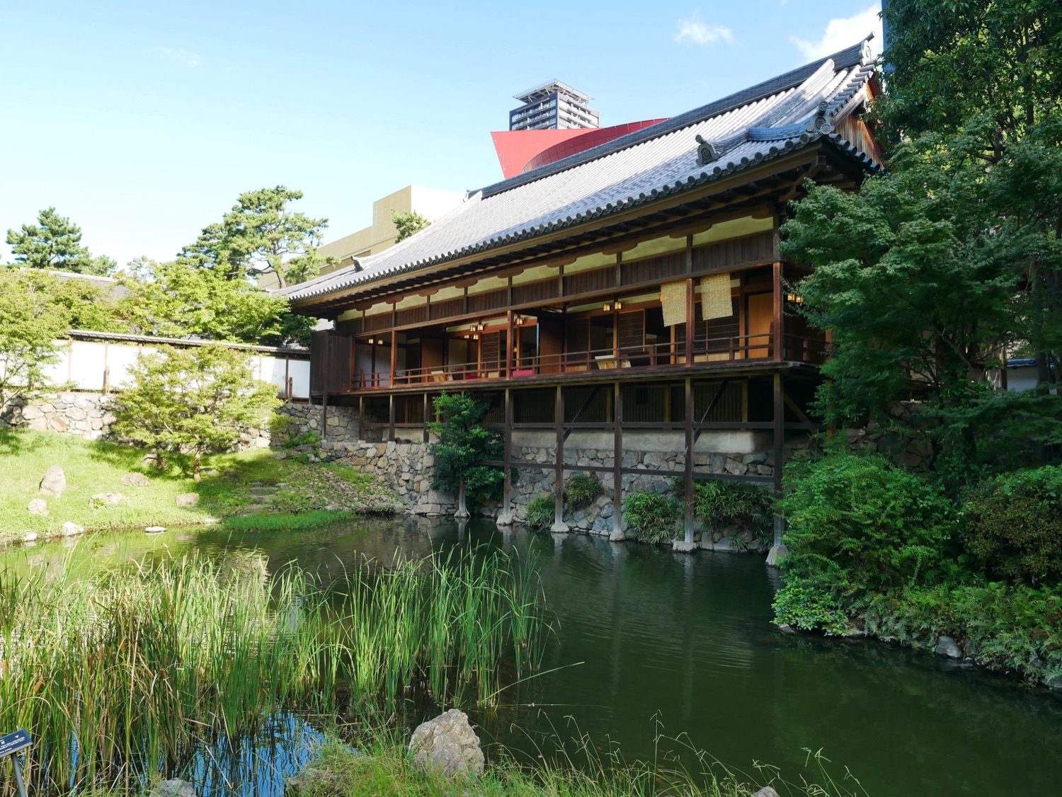 小倉城庭園 – 都会の中の静寂、癒しのオアシス