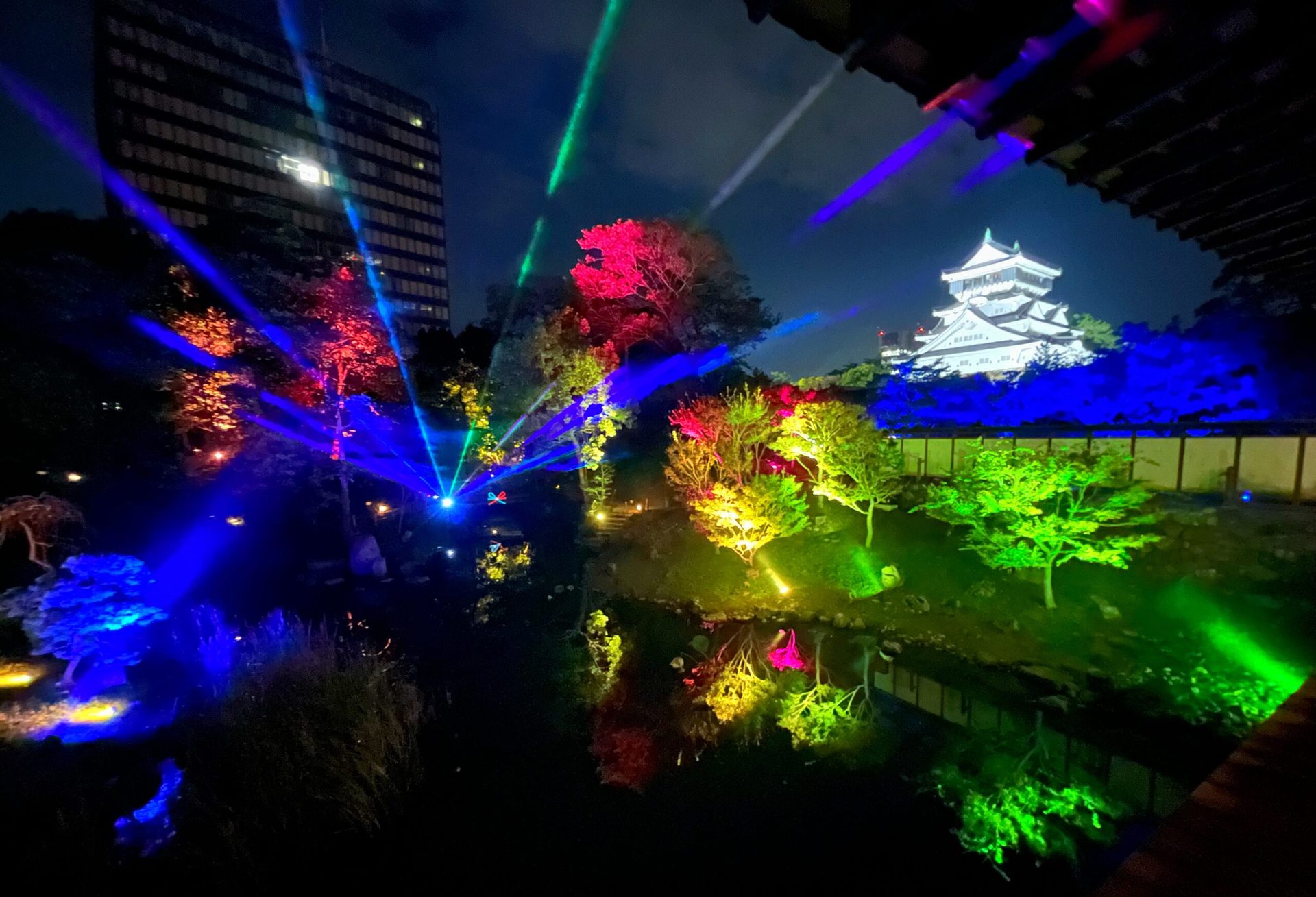 小倉城庭園 夜のお楽しみ – レーザーライトアップショー