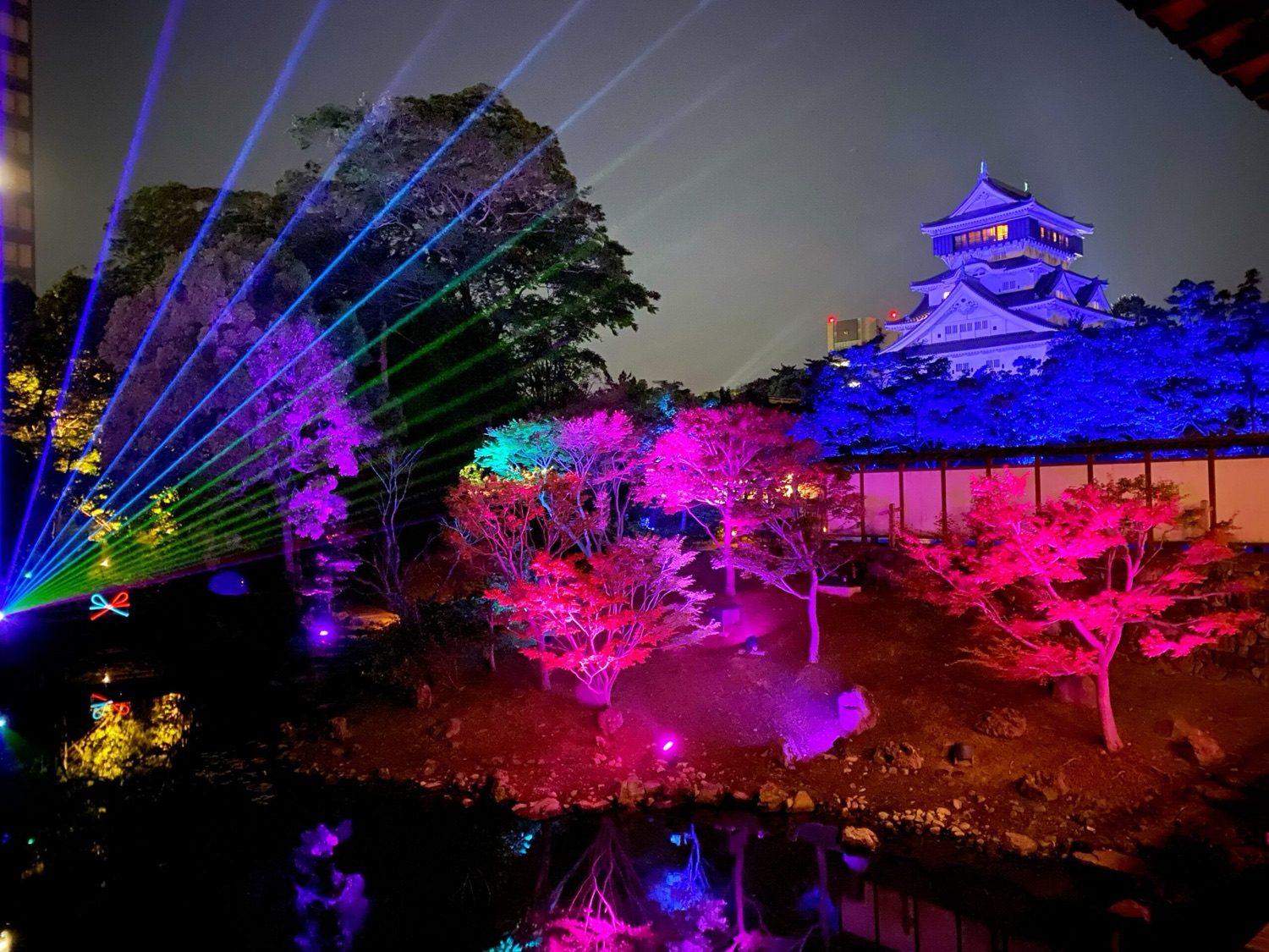 小倉城庭園 夜のお楽しみ – レーザーライトアップショー