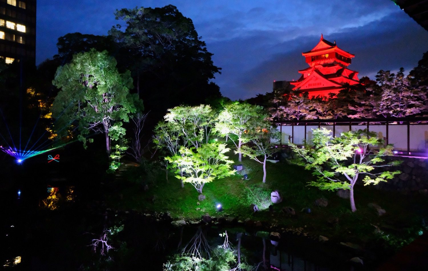 小倉城庭園 夜のお楽しみ – レーザーライトアップショー