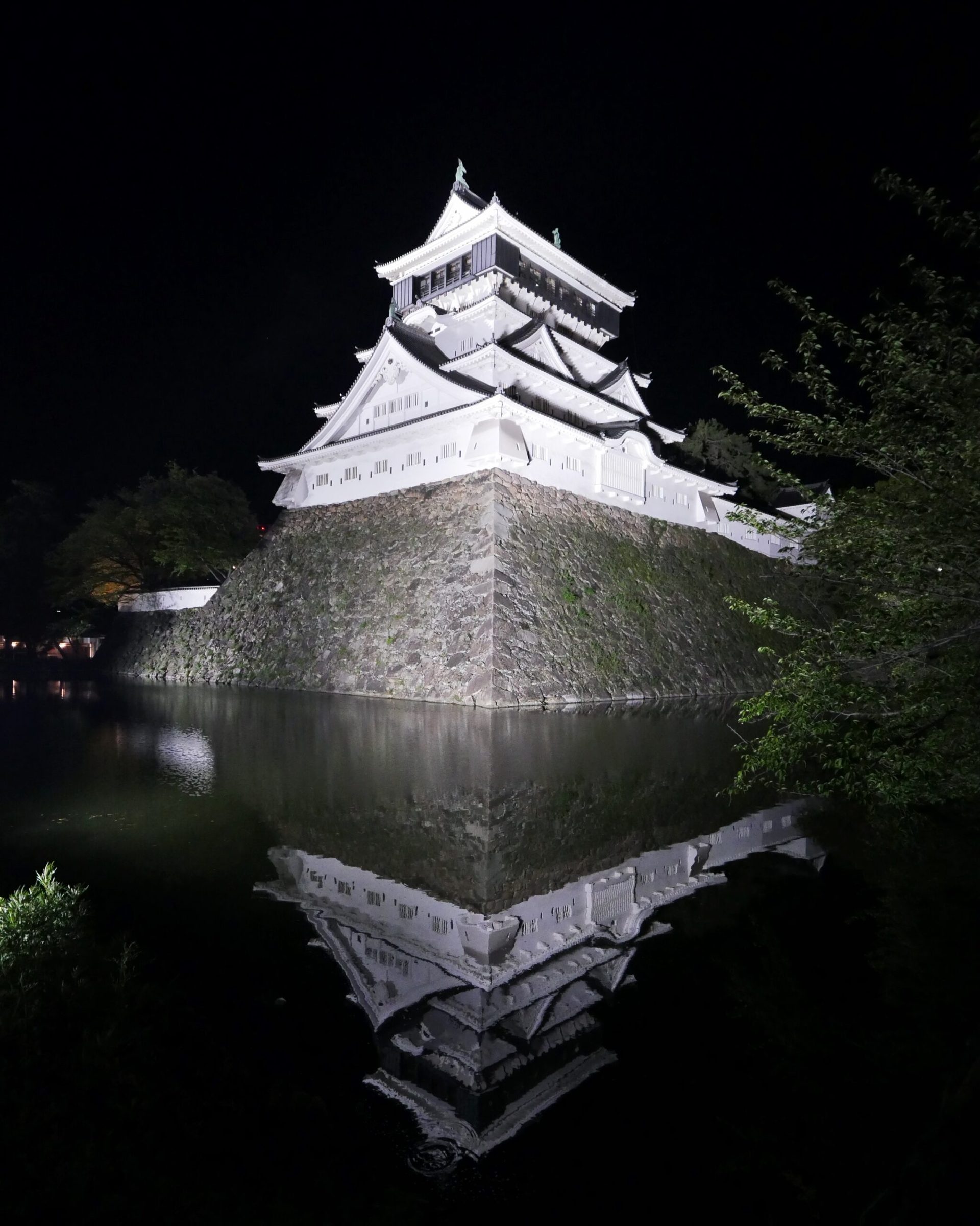 小倉城天守閣 – 夜を彩るライトアップ