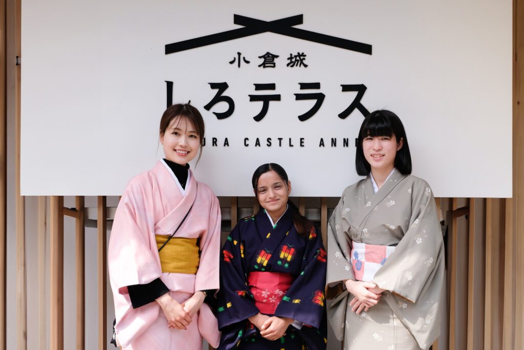 しろテラスの看板前で着物を着た来館者
